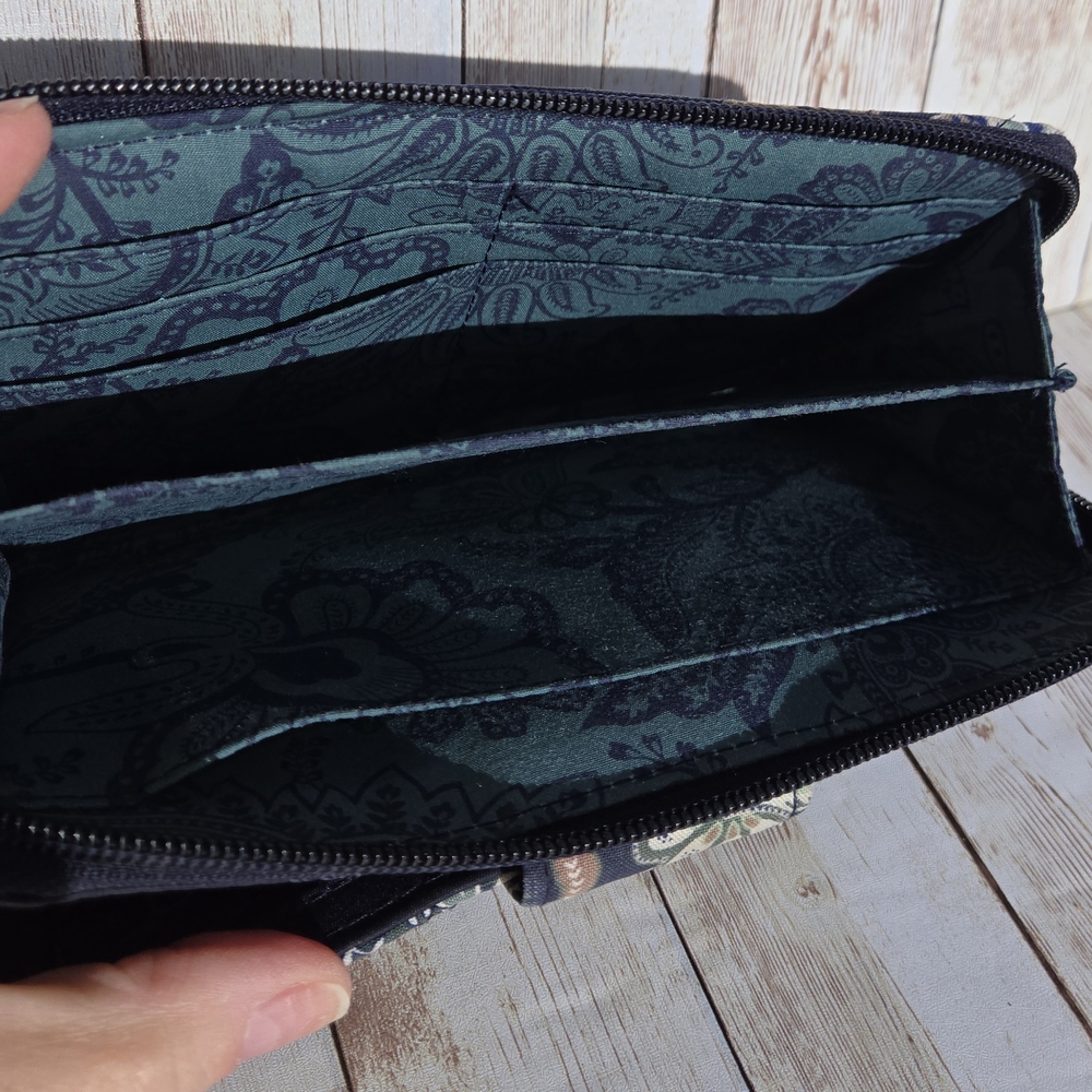 Vera Bradley Navy Blue Floral Quilted Wallet Zip Around Coin Pocket ID Holder - Picture 4 of 7